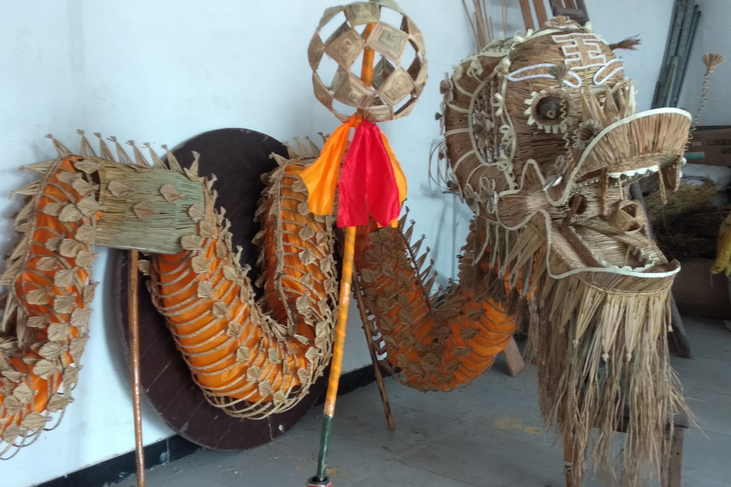 九江湖口县流泗镇父女俩成功编扎一条278米草龙