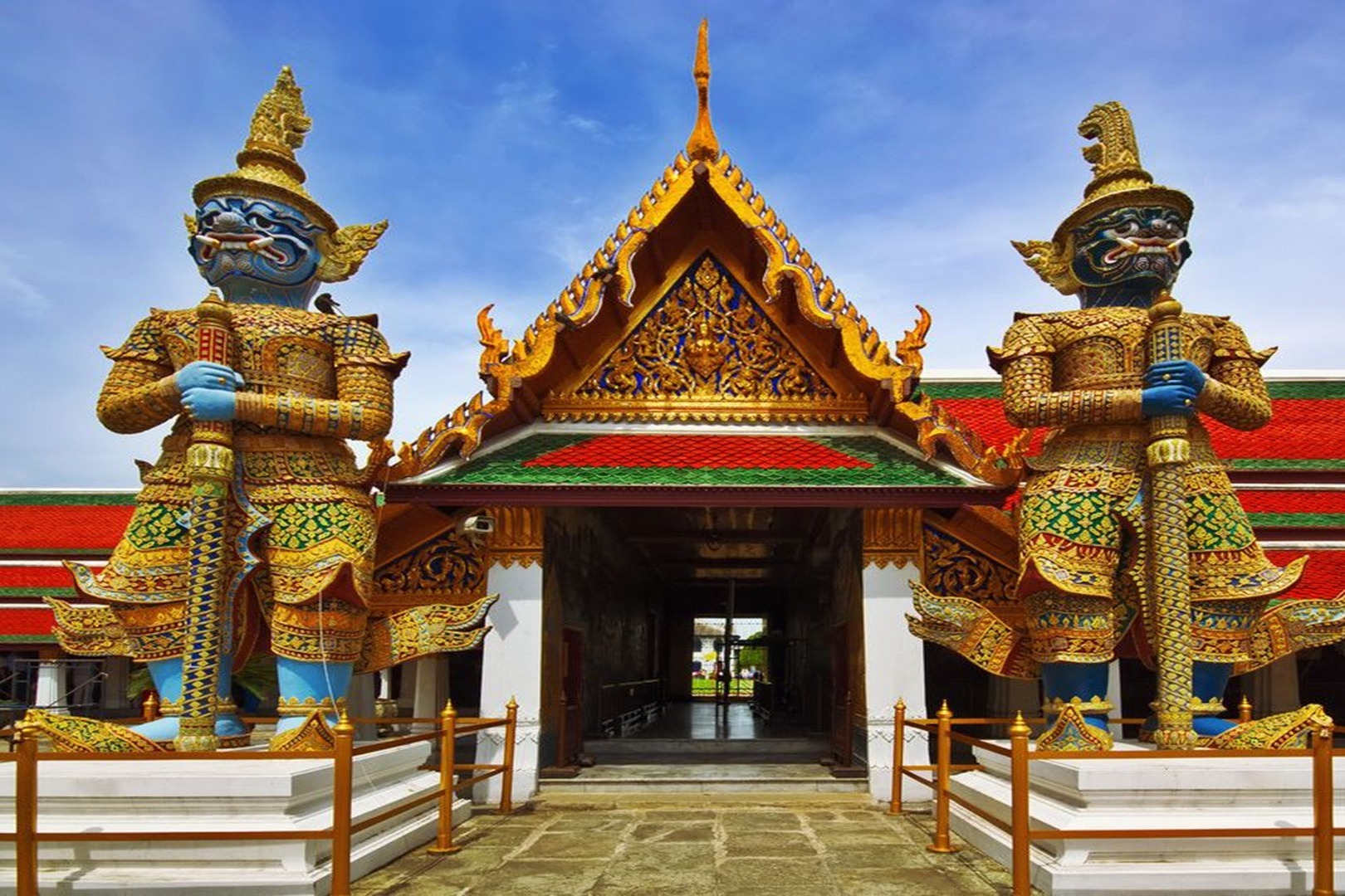 此邻国的国王都有一个中国名字,领土被割让一半, 现在富甲四方