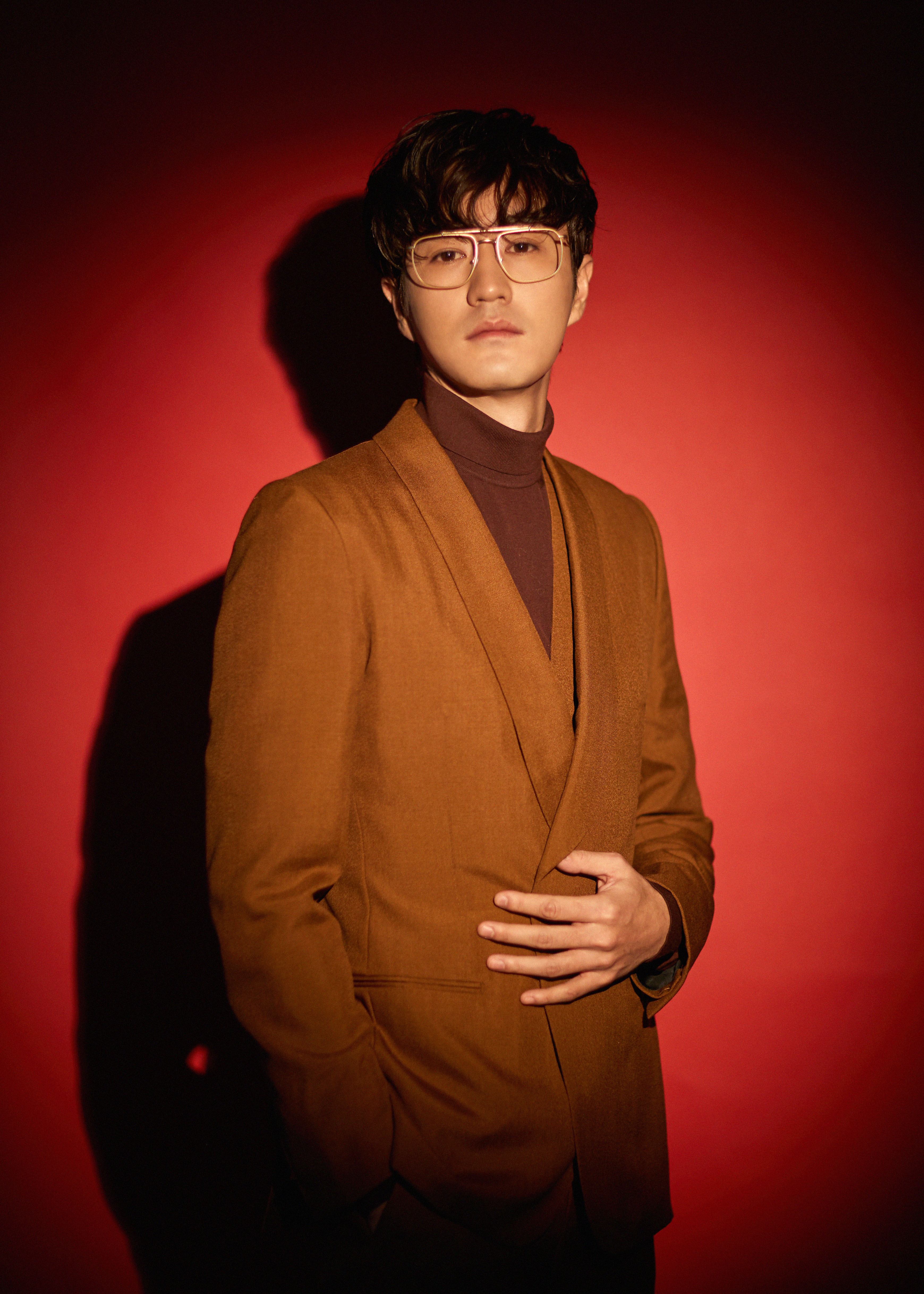 杨玏亮相国剧盛典 焦糖西装气质满分_凤凰网娱乐_凤凰网