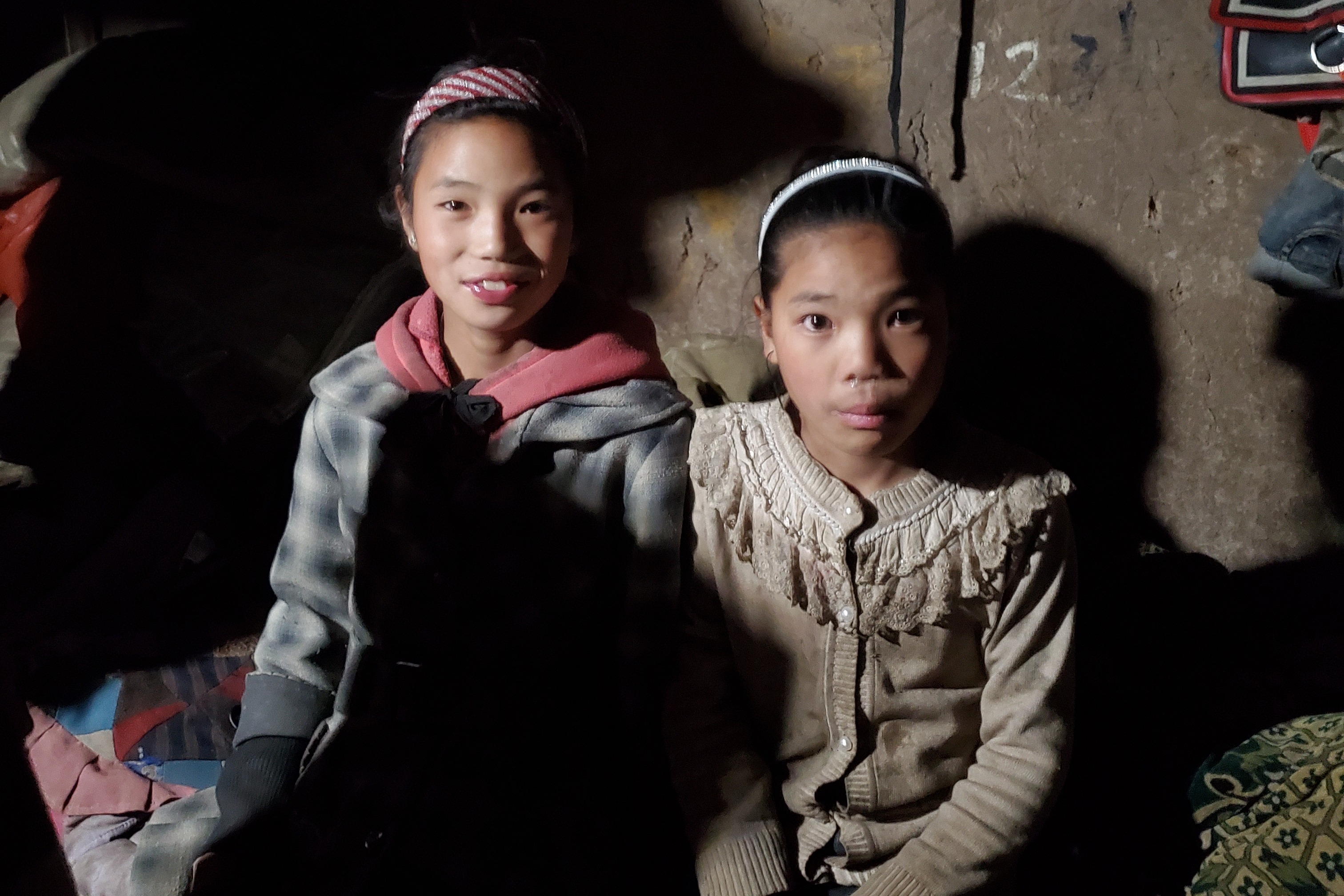 贫困山区支教老师胡秋根看望瓦吾小学四个孤独学生