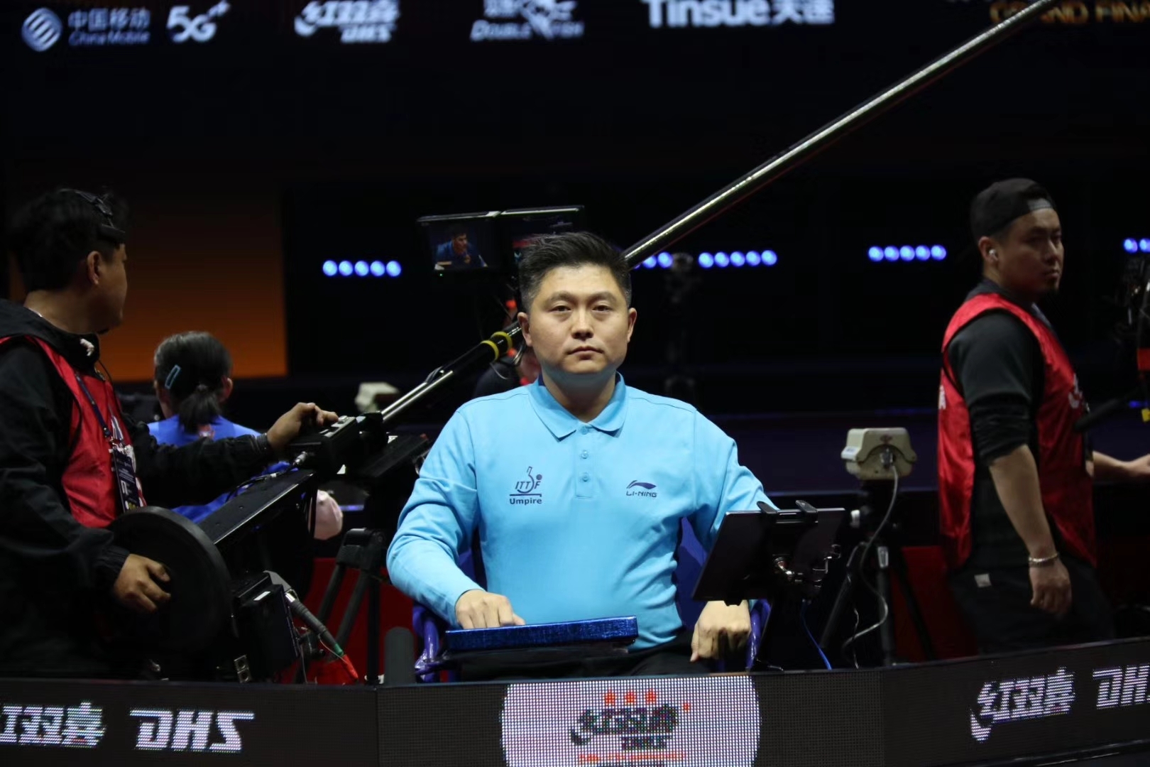 赛场上唯一的一个河南籍乒乓球国际蓝牌裁判——李霖