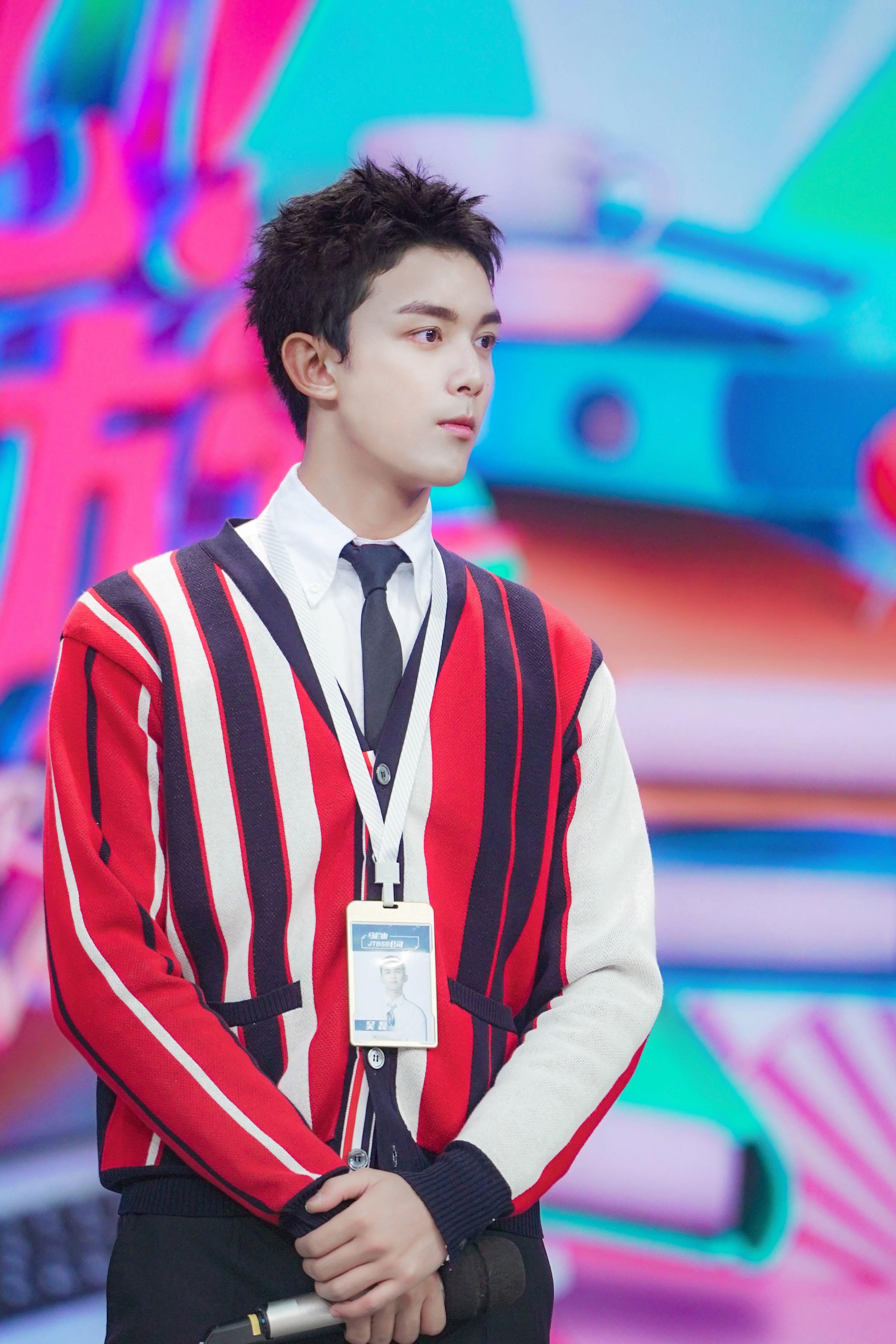 演员吴磊携同《亲爱的客栈》所有嘉宾一同出演综艺《快乐大本营》