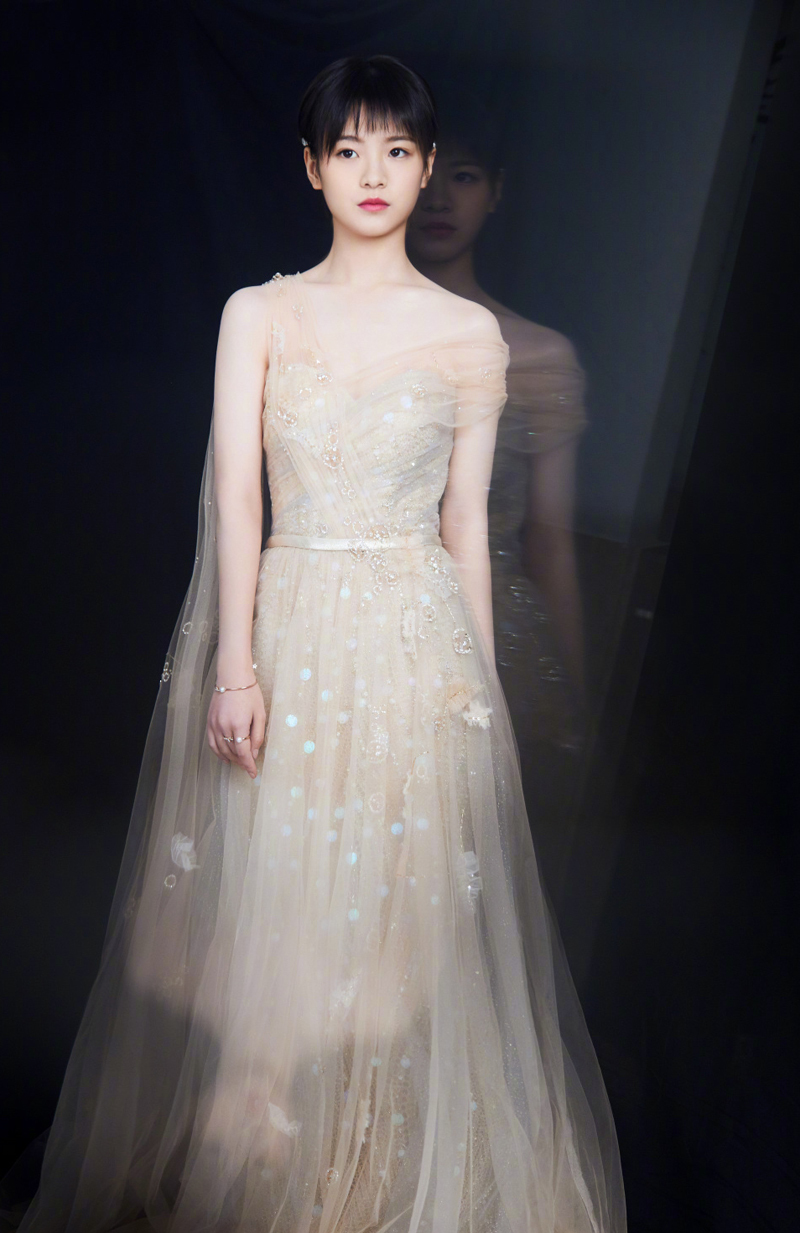 女演员李庚希薄纱裙仙气时尚写真