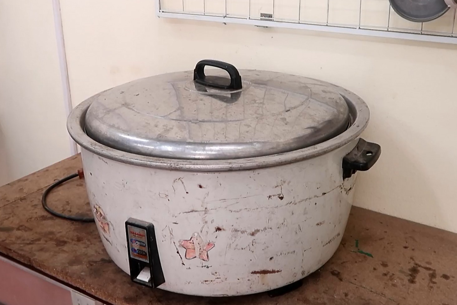 电工师傅说这是他见过最大的电饭煲,不知道能不能修好