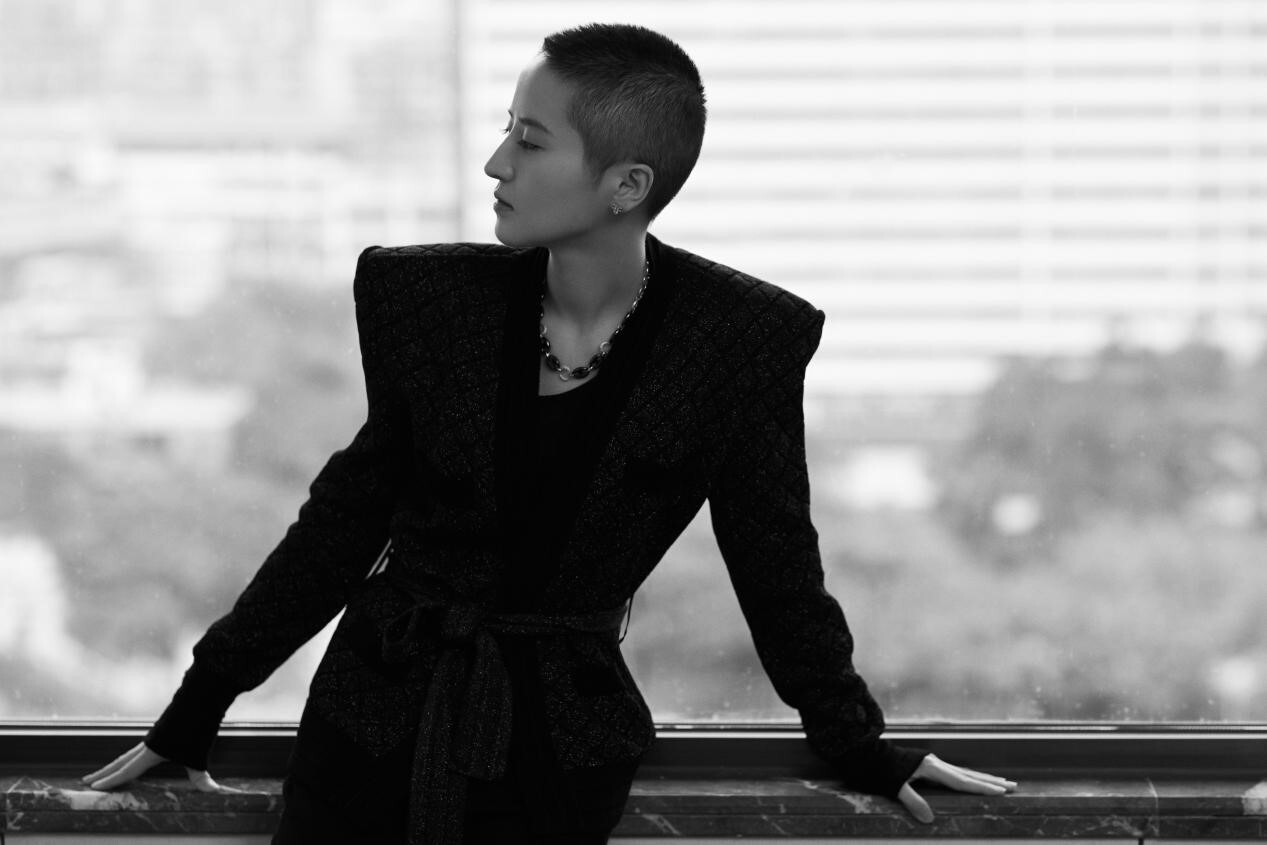 蒋一侨出席电影行业大会 金丝线混纺西装高级感十足