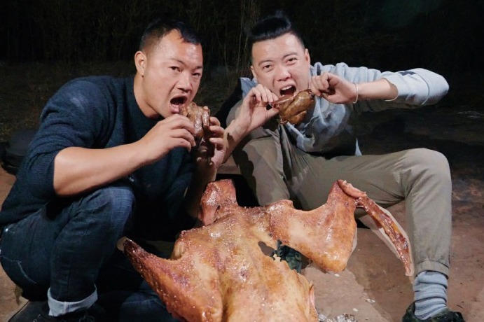 野外烤乳鸽满嘴流油欢子和网友吃得骨头都不吐