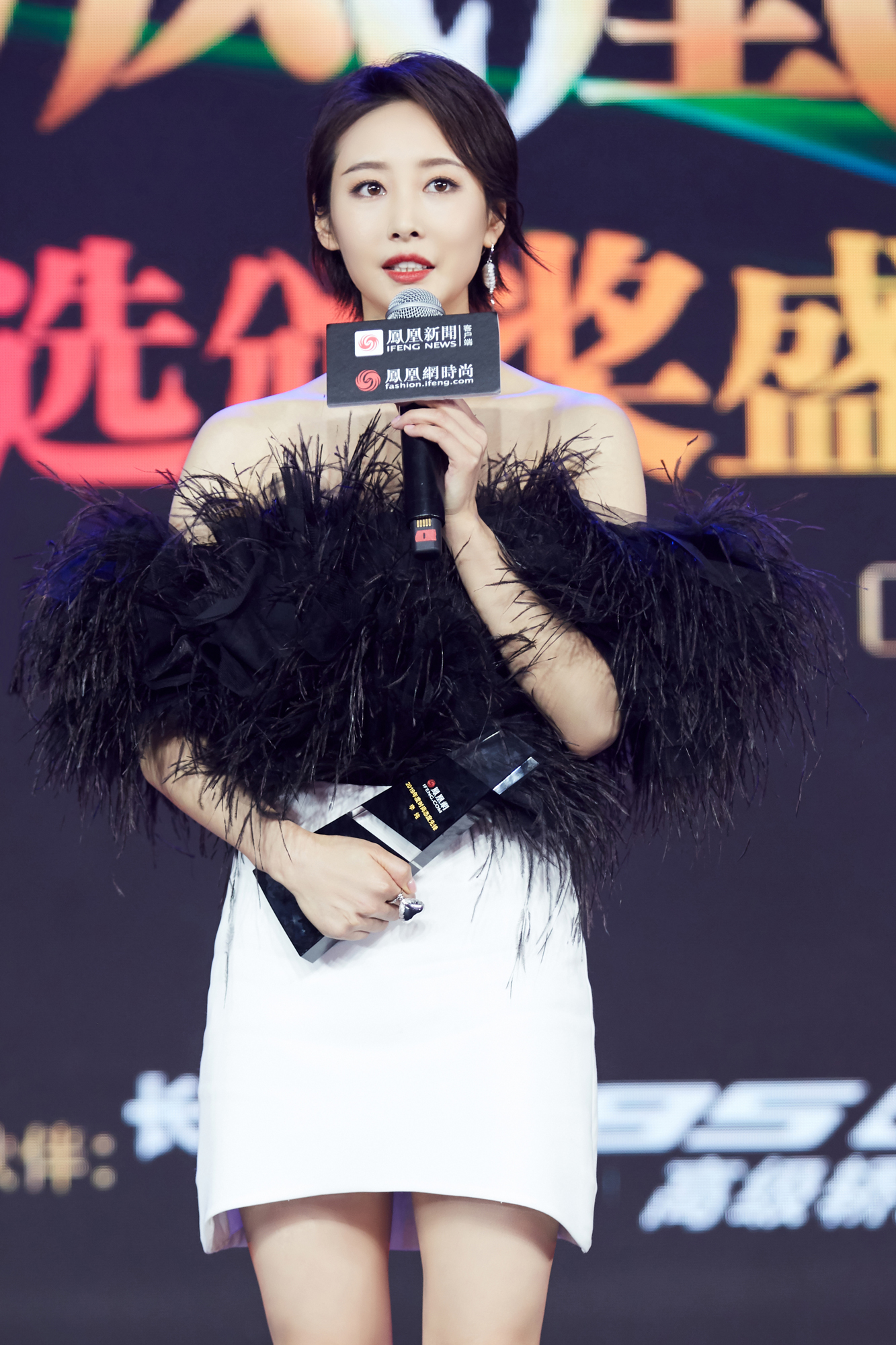 李纯亮相时尚活动 化身黑天鹅诠释摩登格调