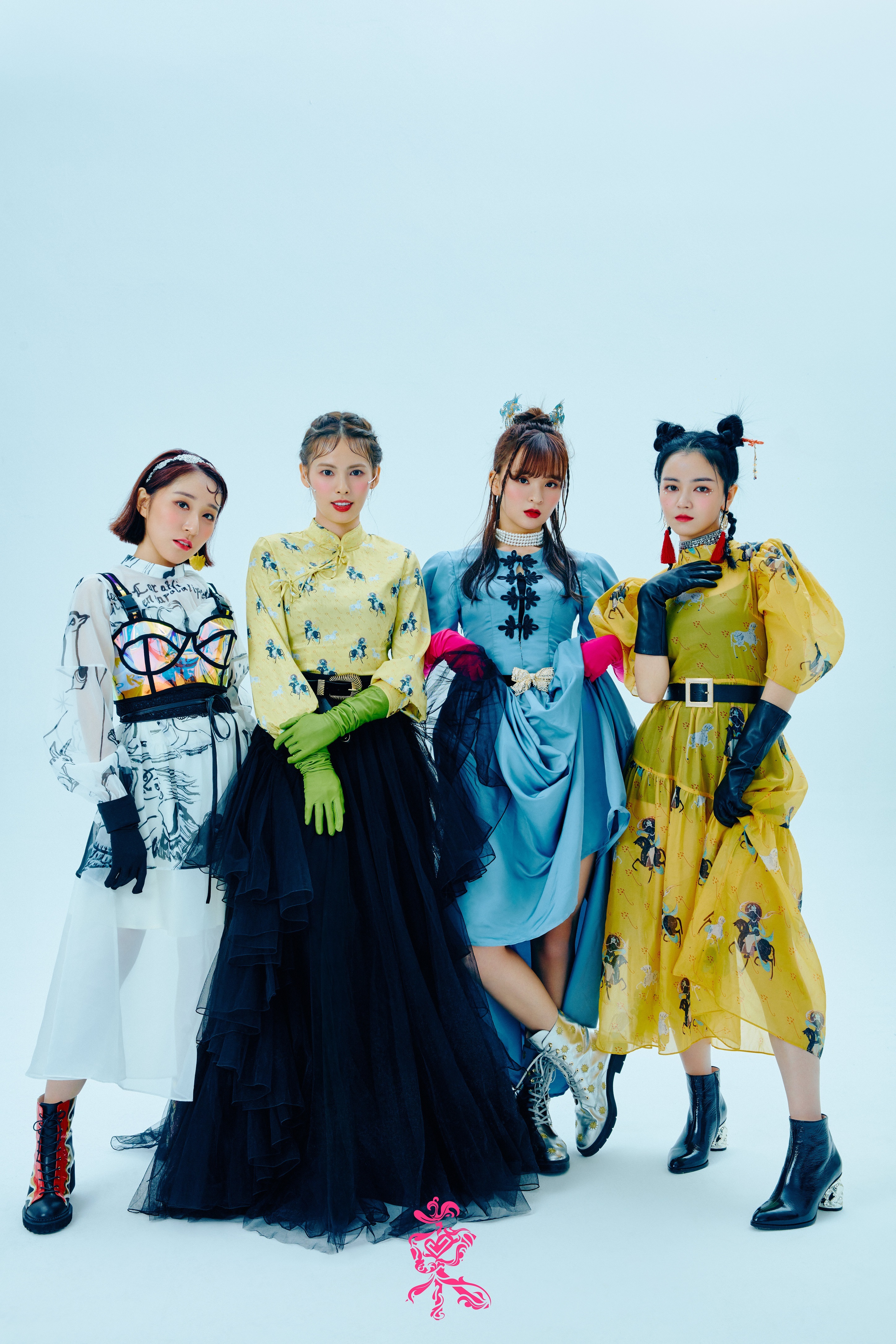 东方少女本次回归,除了带来国潮单曲《粉墨登场》,她们的舞蹈及造型上