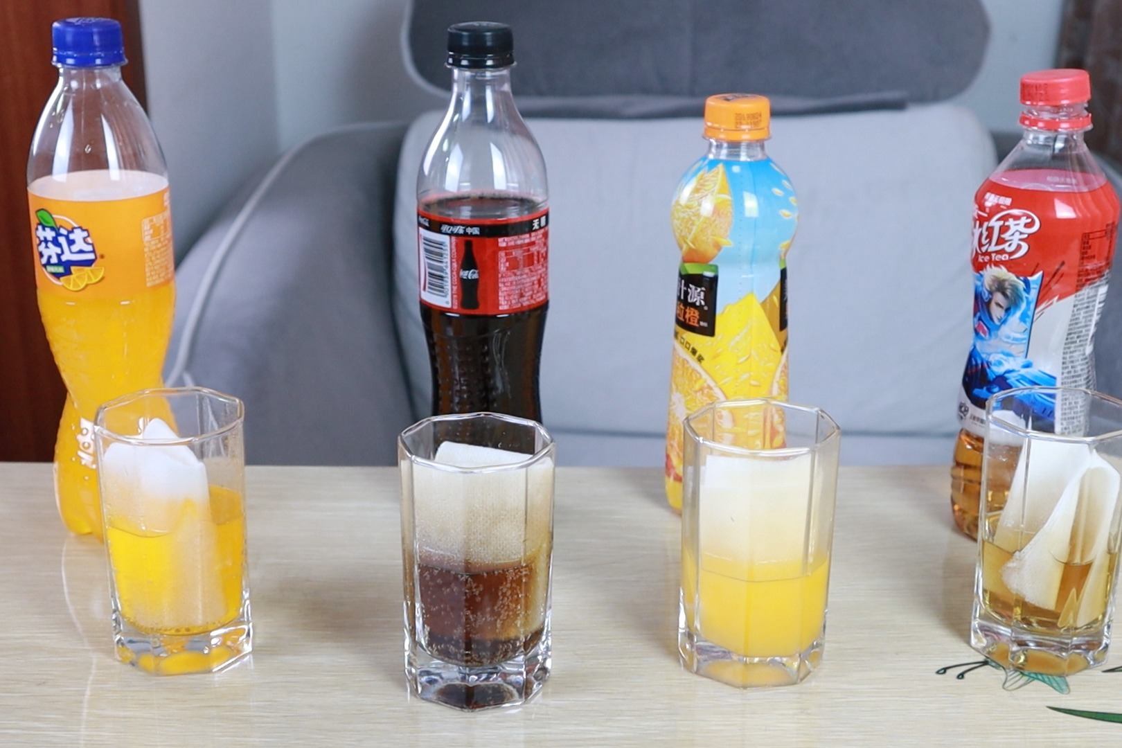 4种常见的饮料哪一个含色素多呢买来色母片给大家测试一下