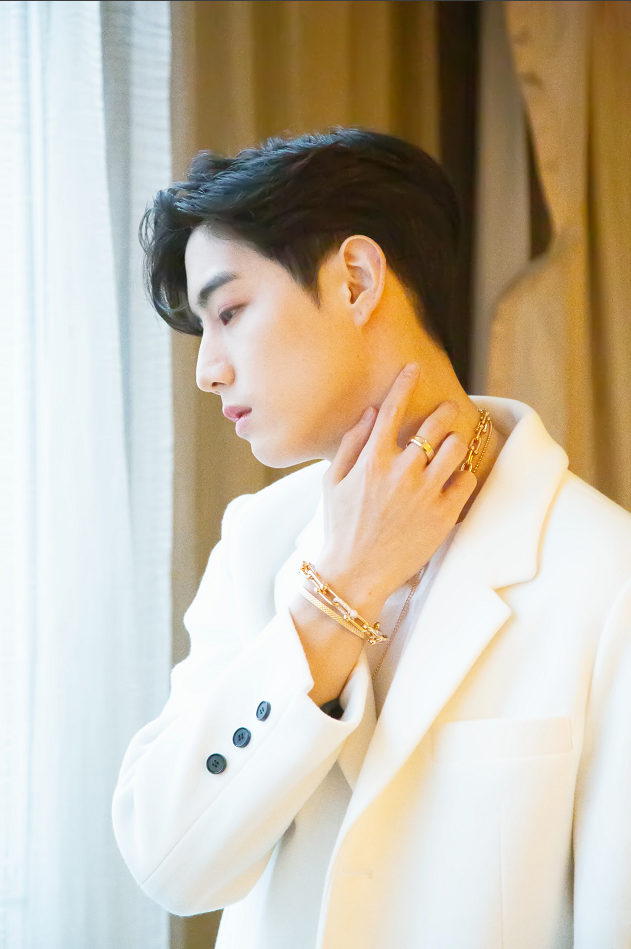 段宜恩人间名画,白色西装尽显简约雅致__凤凰网