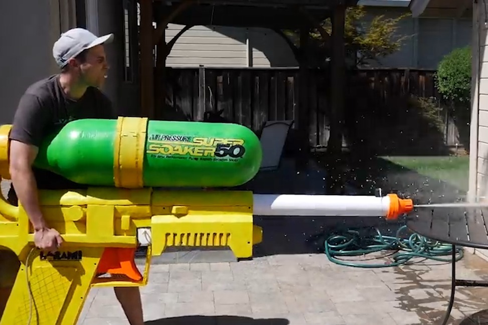 自制超大水枪,射程威力难以想象,太炫酷了