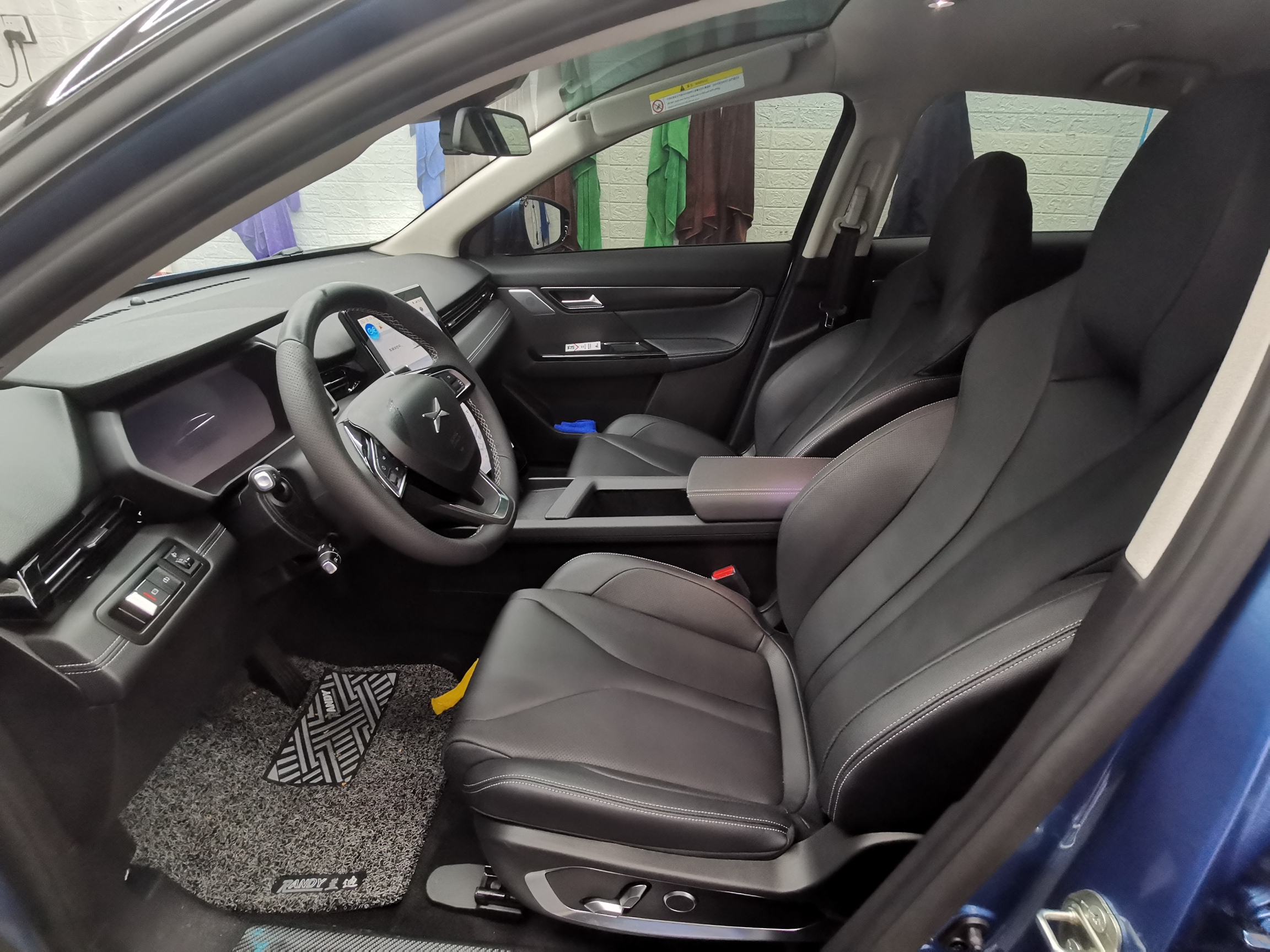 打开凤凰新闻,查看更多高清图片内饰方面,小鹏g3起码是做到了摸到的