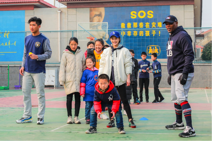 有爱真"棒",mlb携手"司理理"李纯走进烟台sos儿童村体验棒球乐趣!