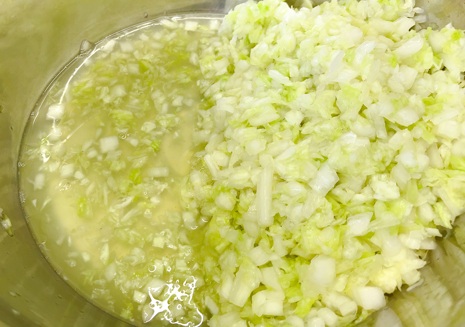 7,揉好的白菜馅倒去多余的水,留白菜拌馅用.