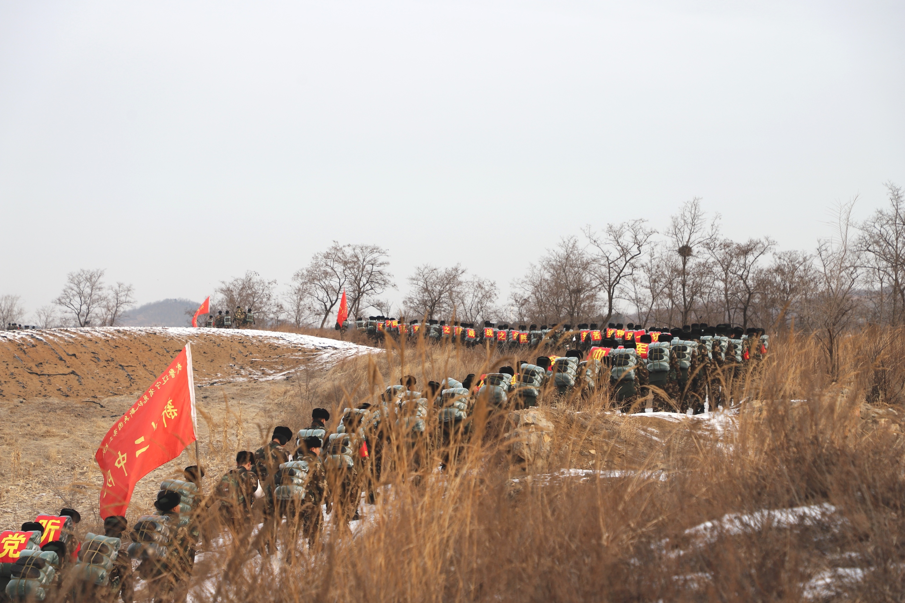 武警辽宁总队沈阳支队组织新兵在开展野营拉练!