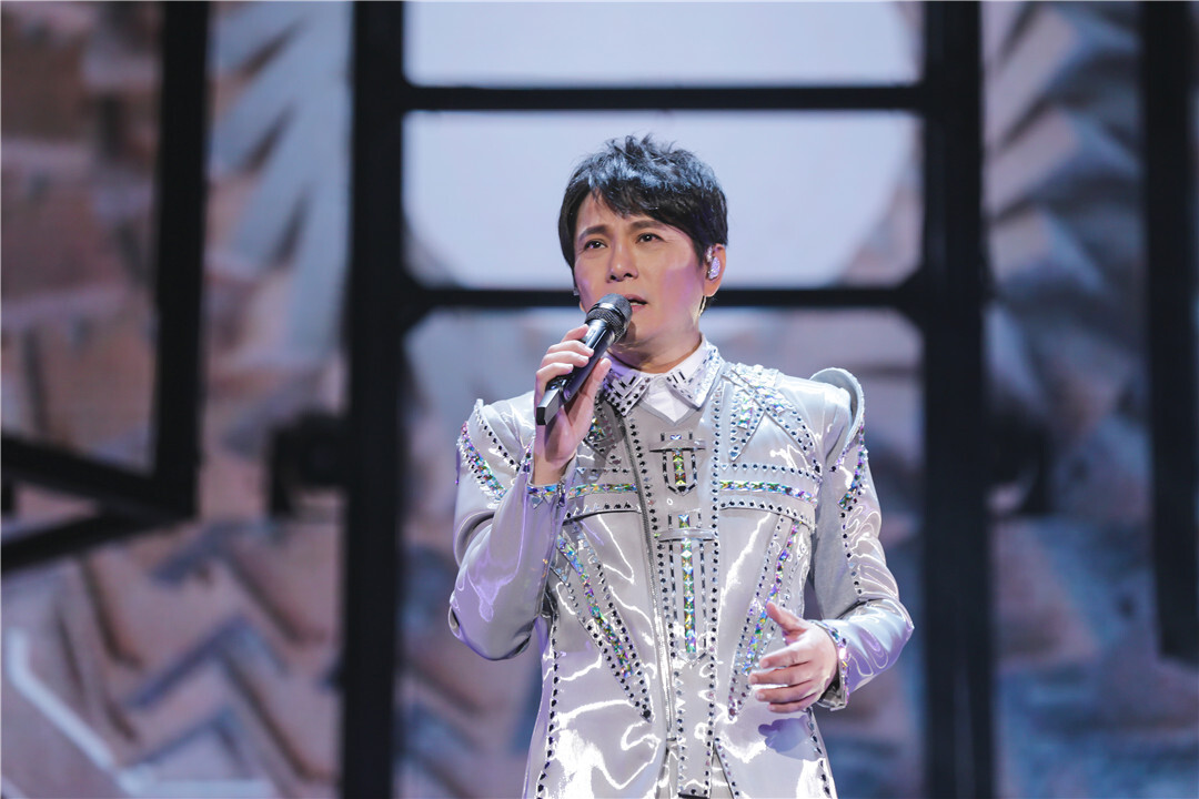 许多人最初都是因为《爱如潮水》这首歌认识并且喜欢上了阿哲,可以说