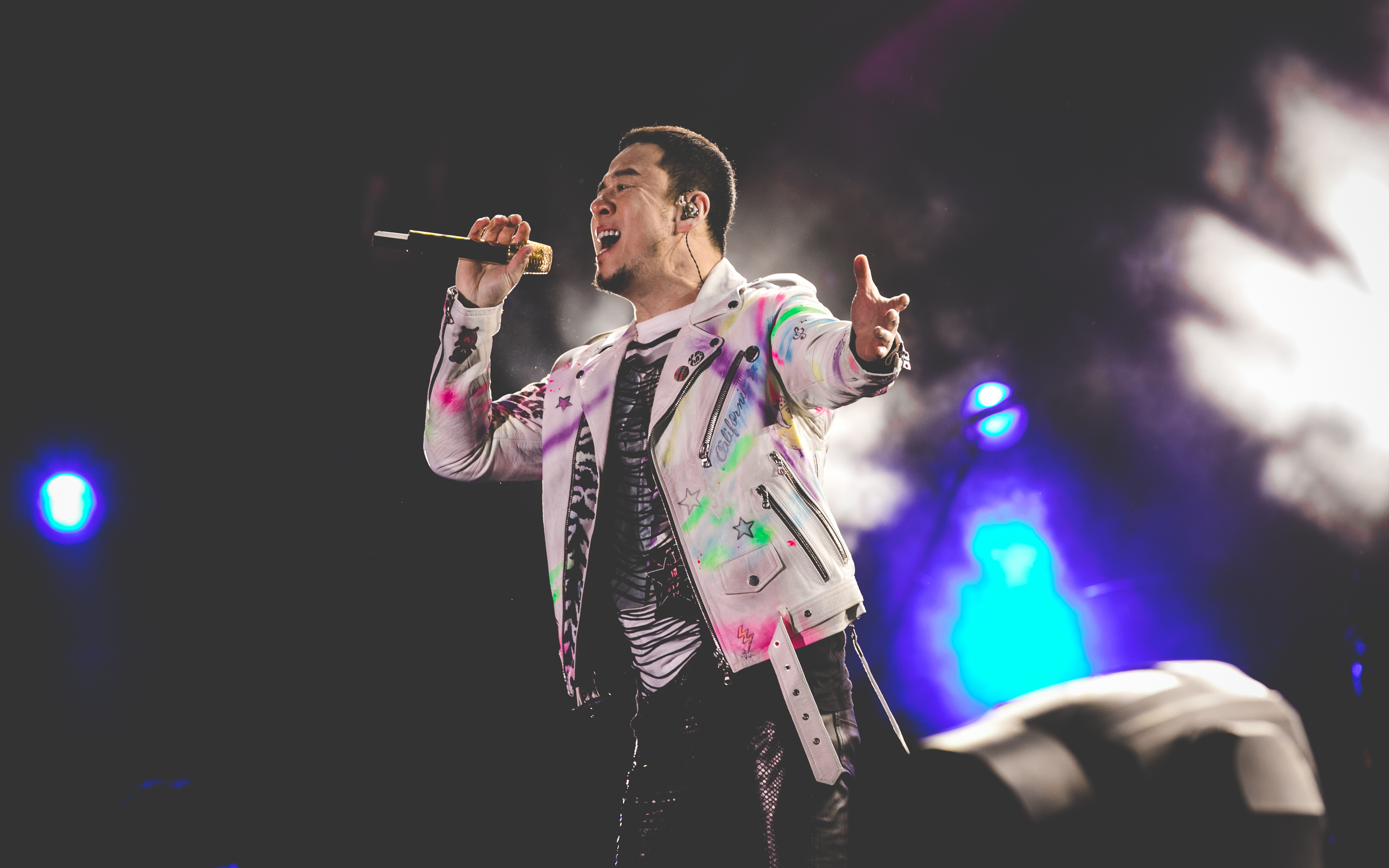 杨坤万人演唱会盐城开唱 导演组打造震撼视听盛宴__凤凰网