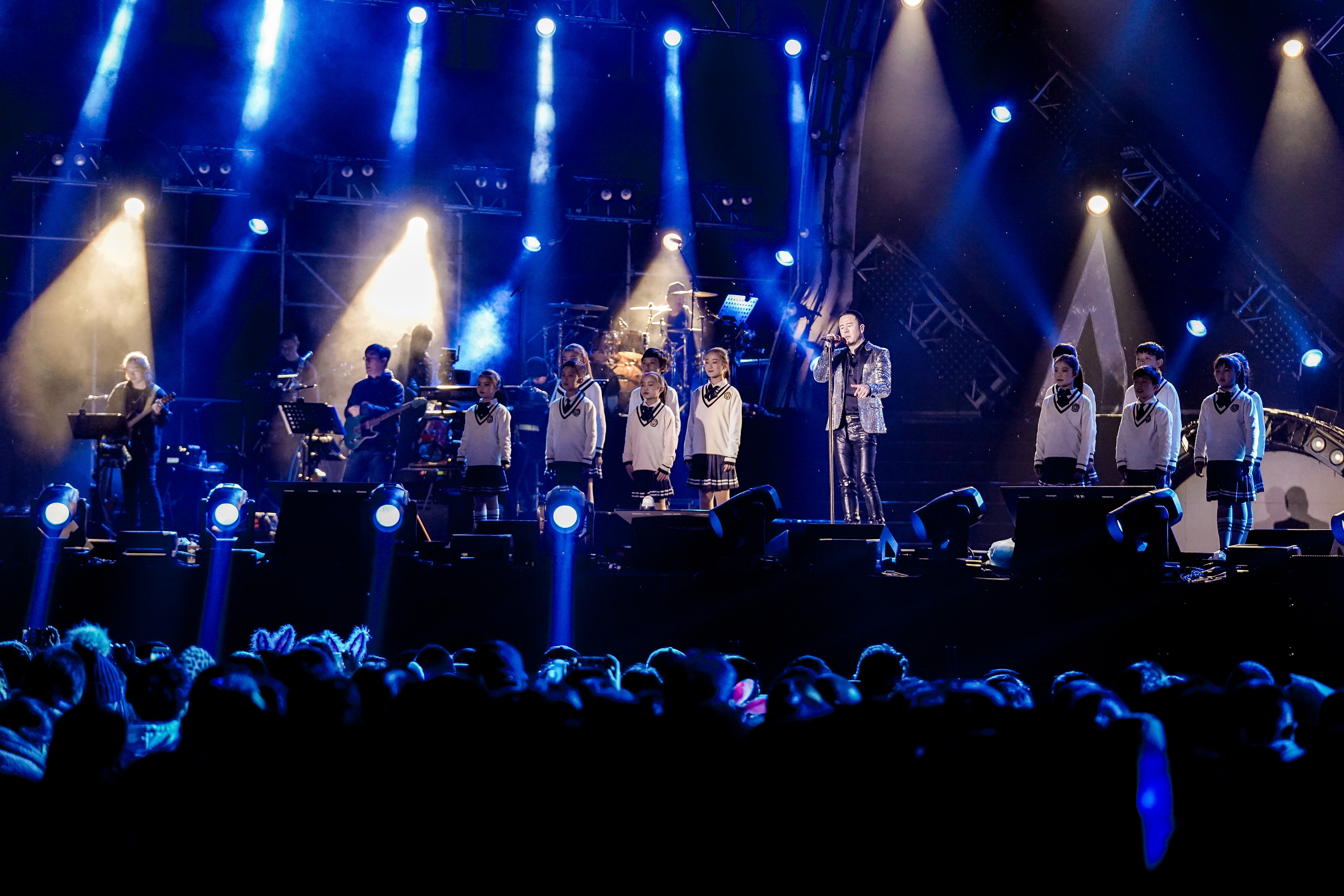 杨坤万人演唱会盐城开唱 导演组打造震撼视听盛宴__凤凰网
