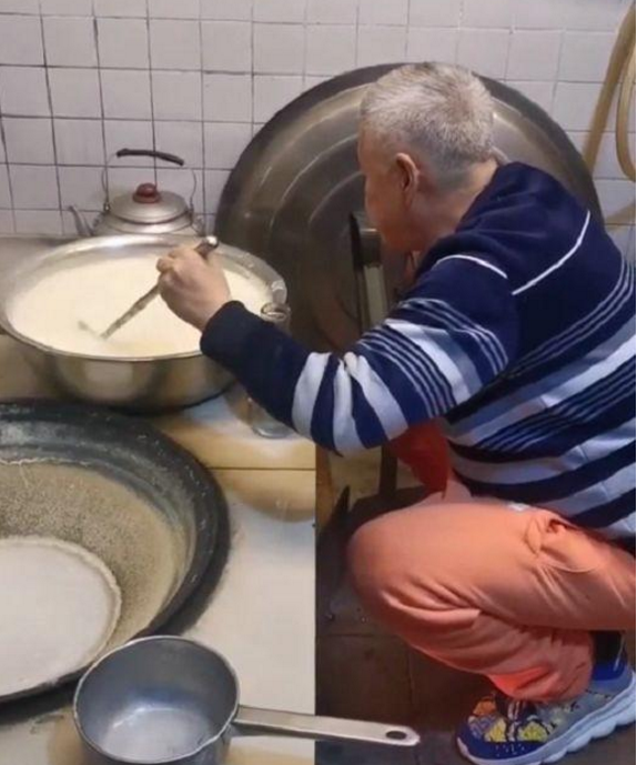 62岁赵本山近照曝光，蹲在锅边做卤水点豆腐，手法娴熟
