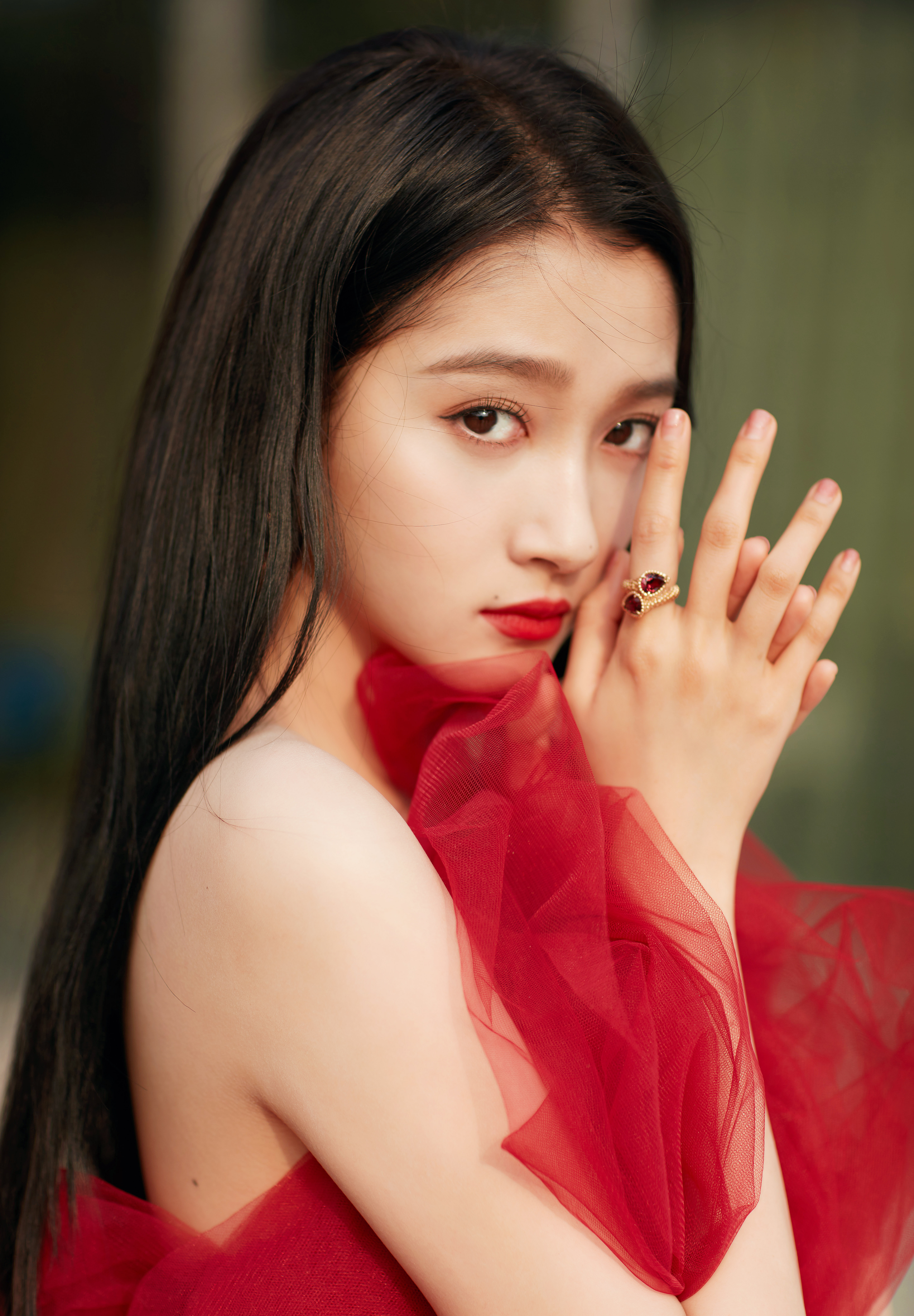 关晓彤佩戴boucheron宝诗龙珠宝亮相第十一届澳门国际电影节_凤凰网