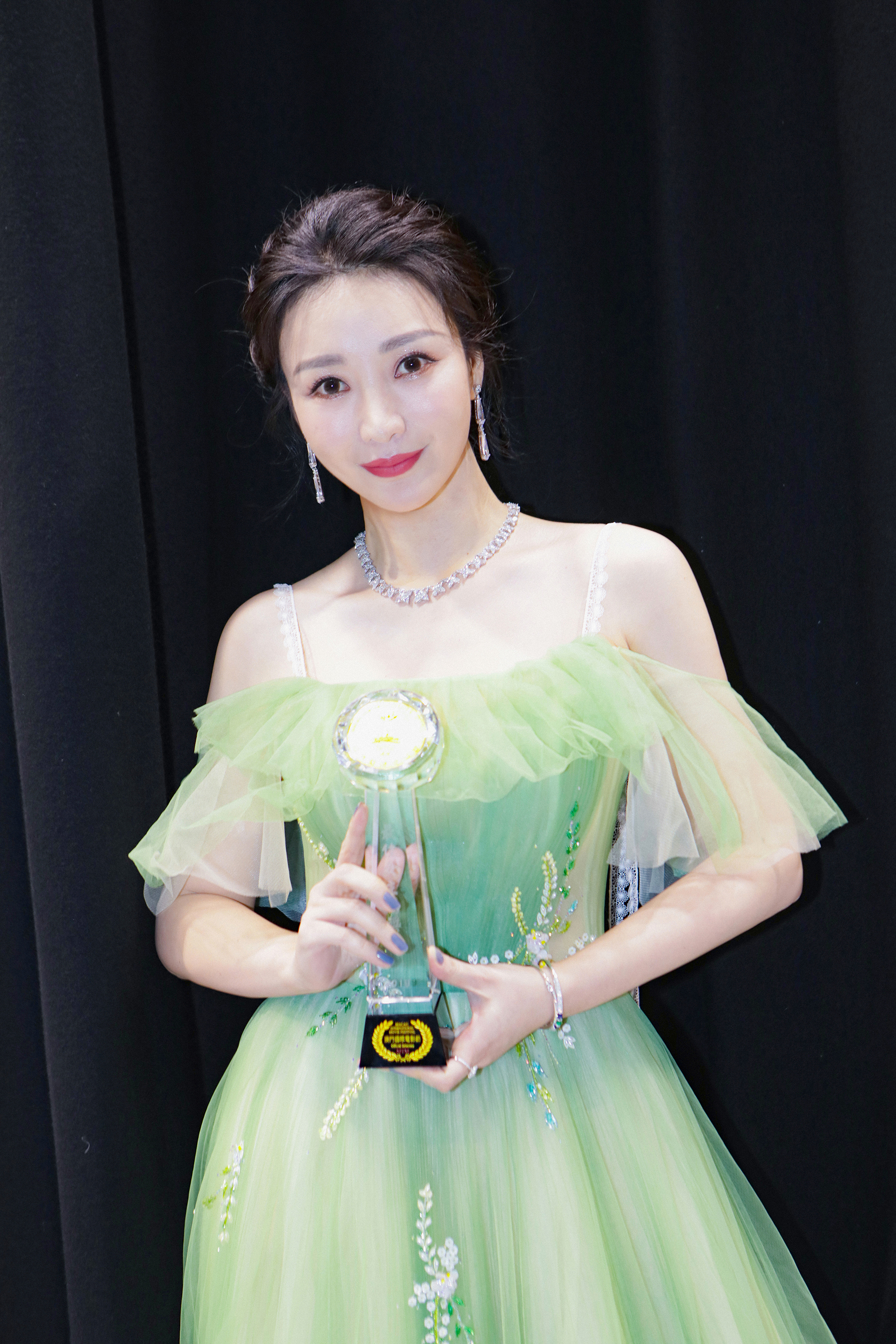 柳岩凭《受益人》斩获澳门国际电影节最佳女主角 翠裙露肩夺影后自信