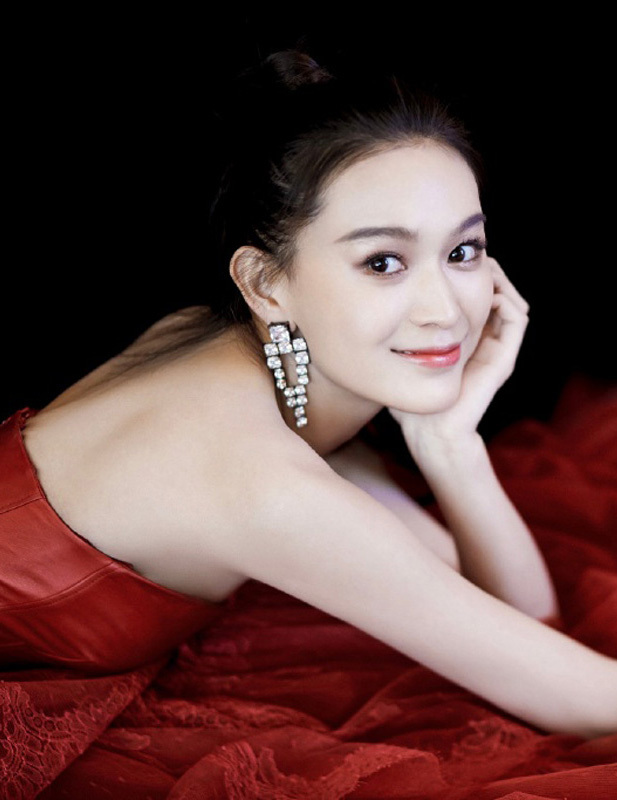 海铃一袭红裙性感优雅时尚写真