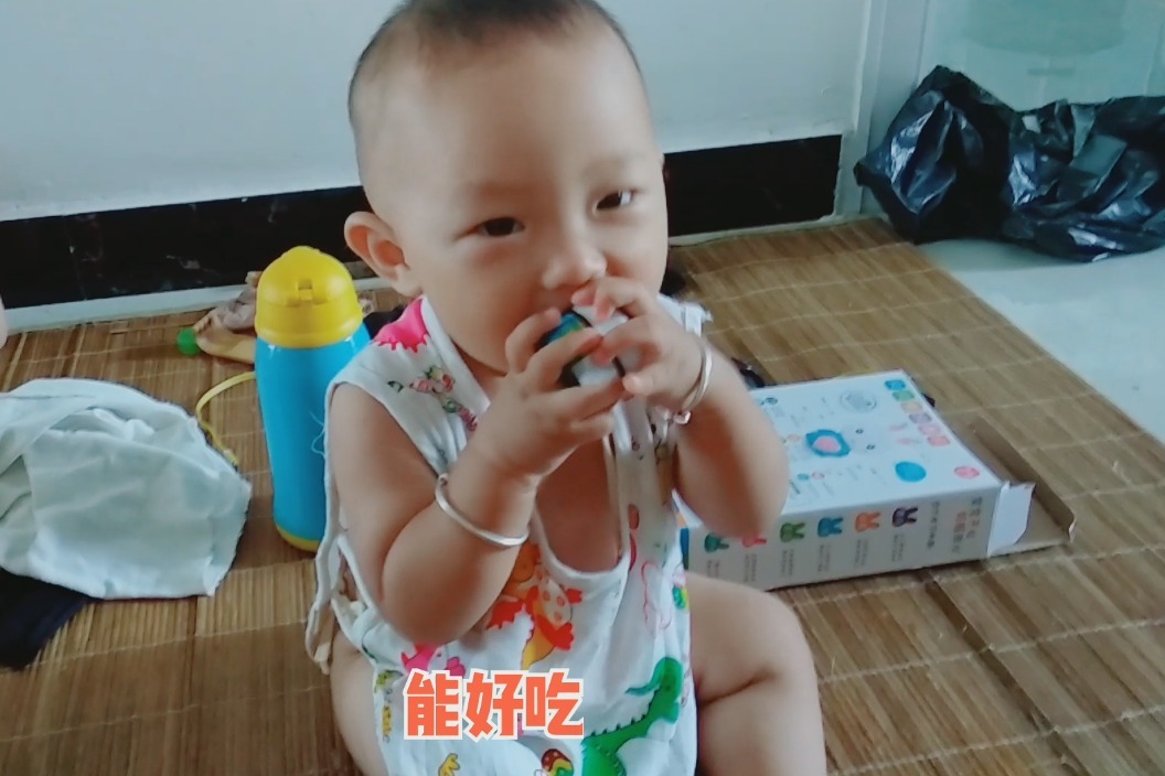 萌宝想吃了果冻了奶爸拿个小瓶来骗她宝宝拿起就啃太搞笑了