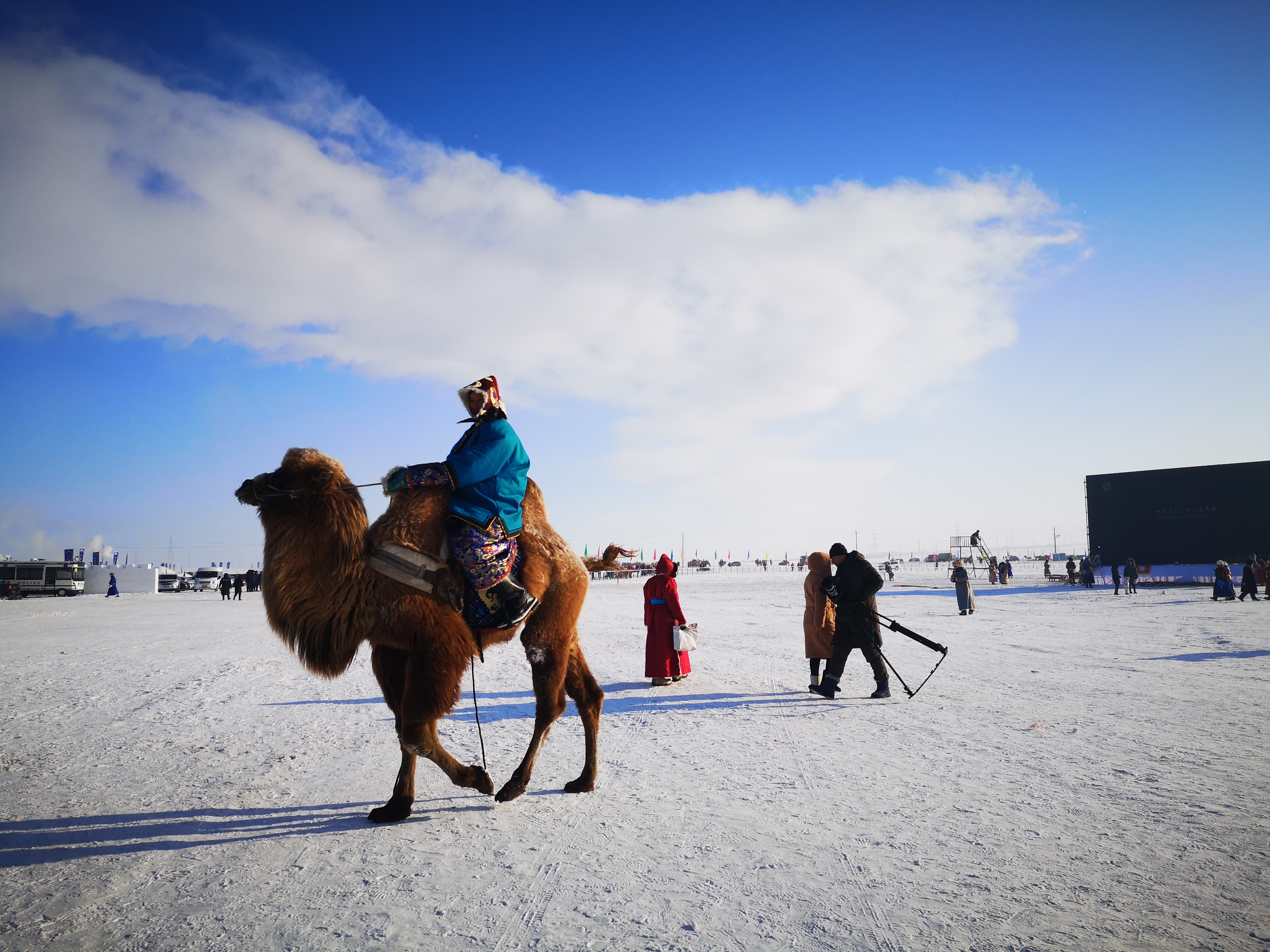 内蒙古一牧民骑骆驼去给好友拜年：比较有仪式感，骑了11个小时_骆驼和_孟克_吉雅