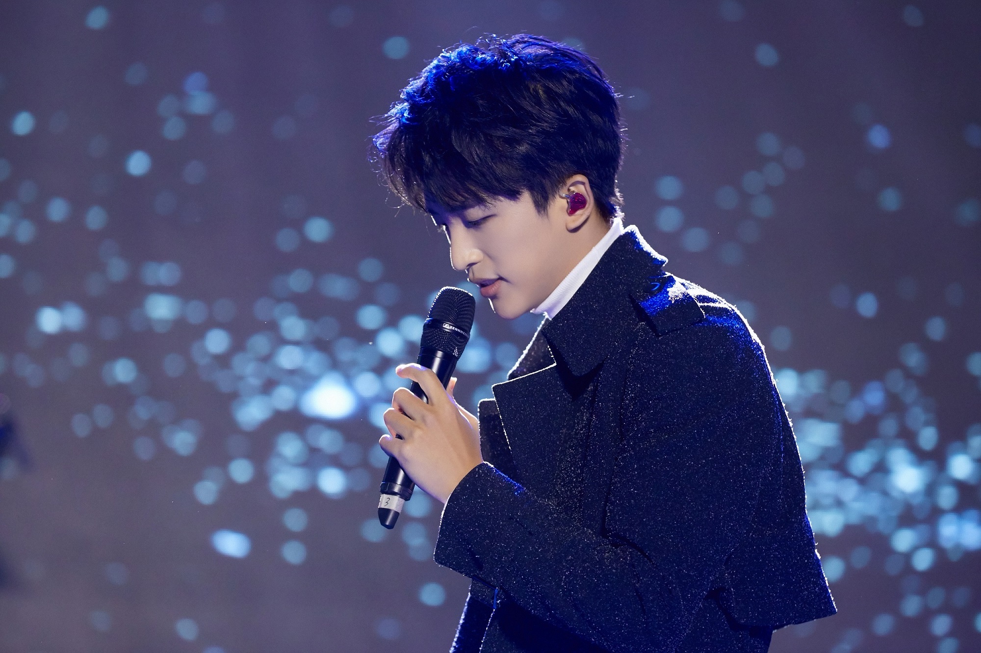 黄子弘凡举行"如响应声"演唱会 动情高音贺圣诞__凤凰网