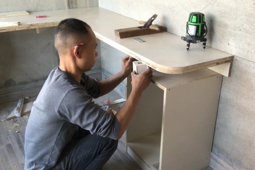 房间电脑桌您也可以这样设计实用方便还不占地方