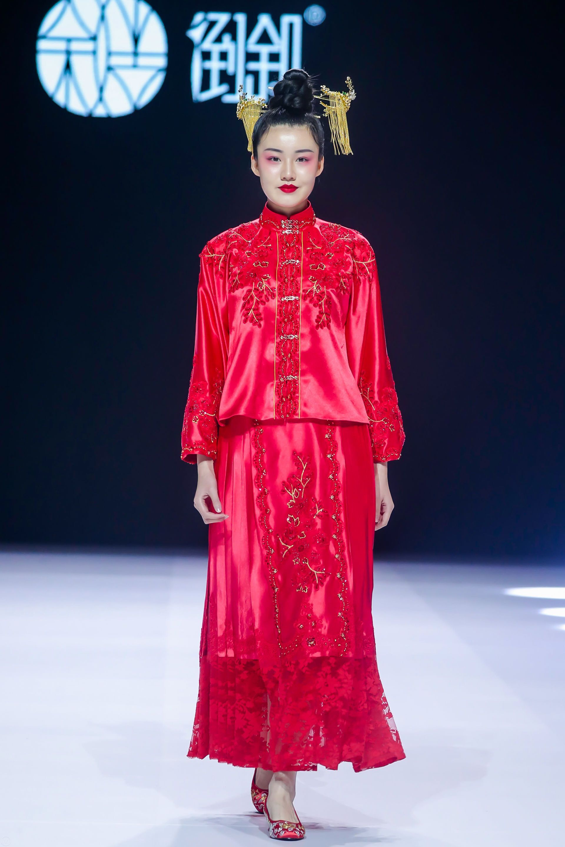 秀场中,呈现众多丰富多姿的系列,除了色彩系,还有多元化的创新,从版型