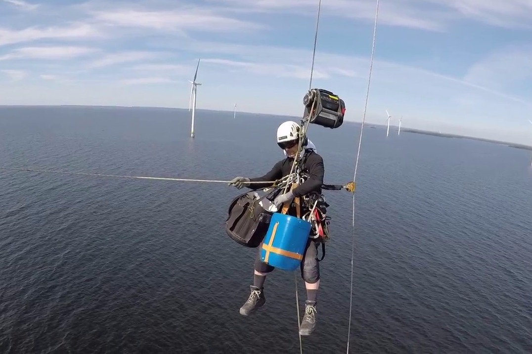 海上风力发电机检修一根绳吊上百米高空这工作多少钱你愿意干