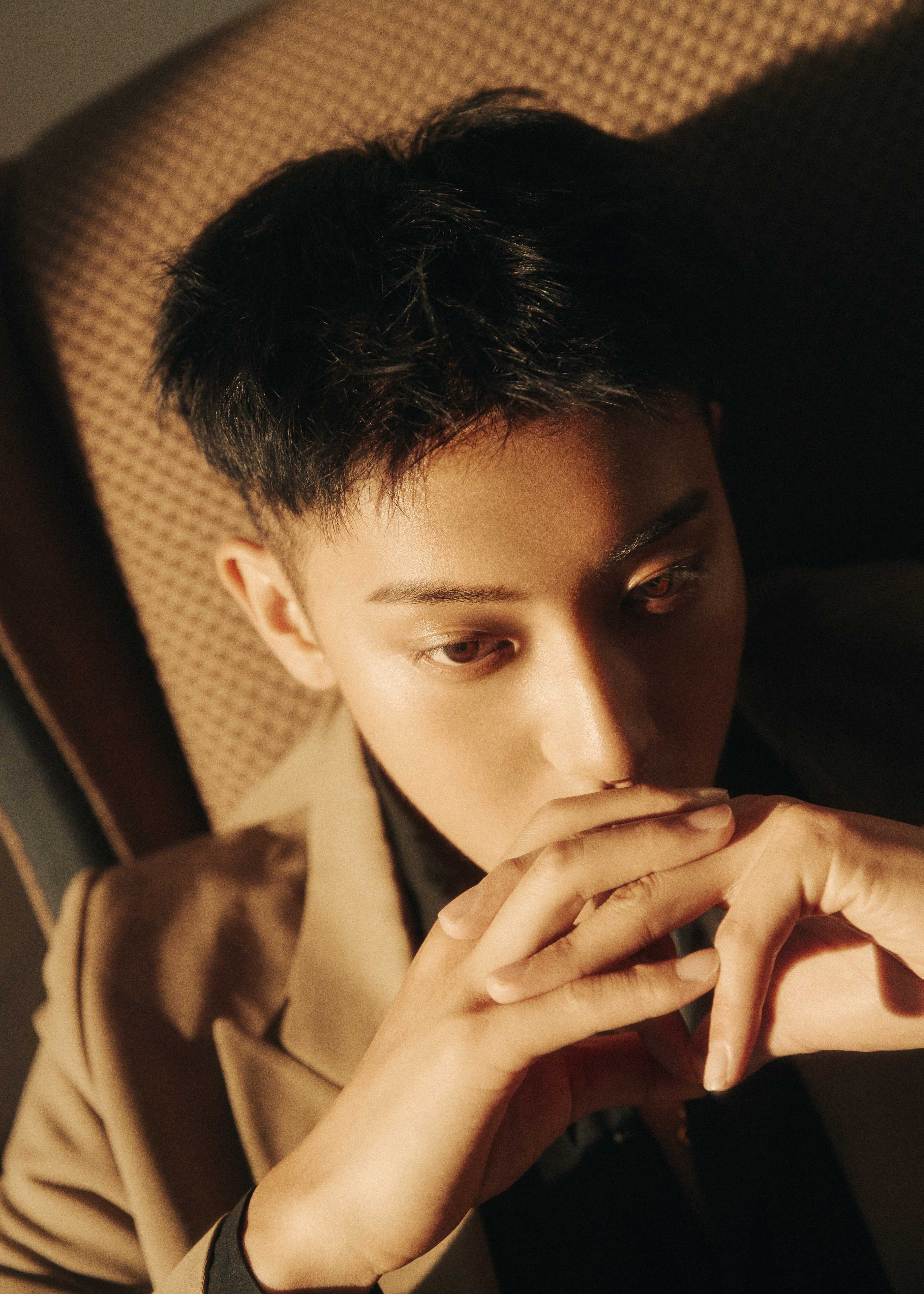 黄子韬新歌《最好的我们》预告海报曝光 香槟色轻复古造型引期待