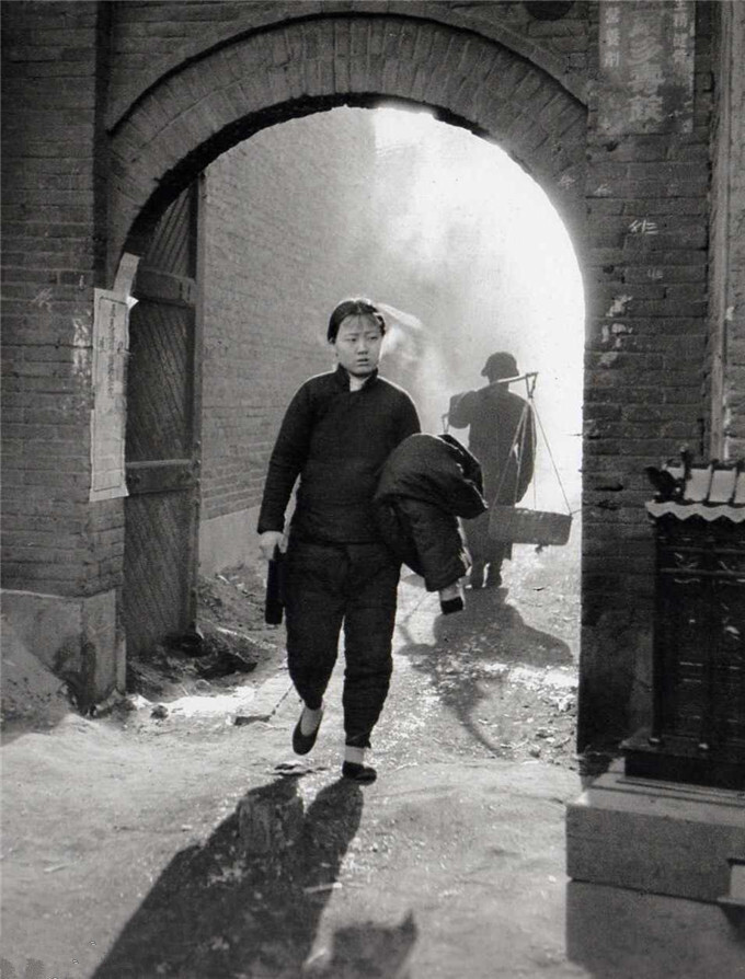 老照片丨1940年代的沈阳，老百姓挑着担赶着马车从城门进出-BB姬