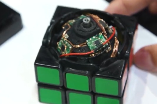 老外用魔方自制机器人,不管如何打乱,都能自己