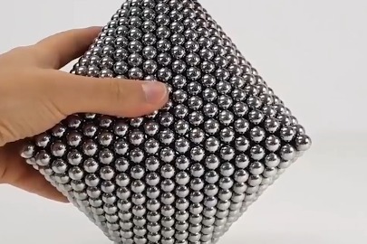 国外小伙又把巴克球玩出了新玩法,这也太会玩