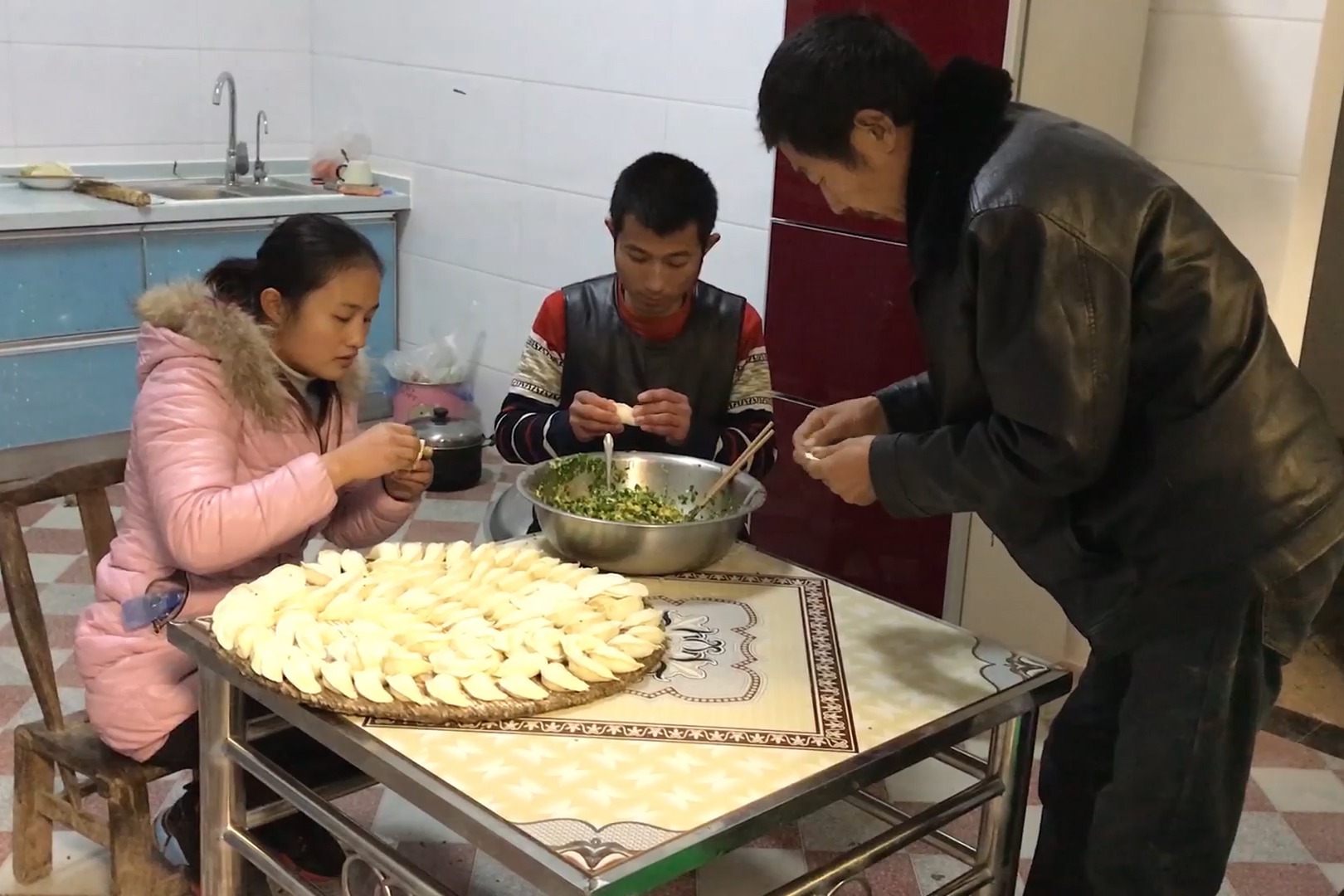 入住新房了一家人第一次围在一起包饺子有说有笑真热闹
