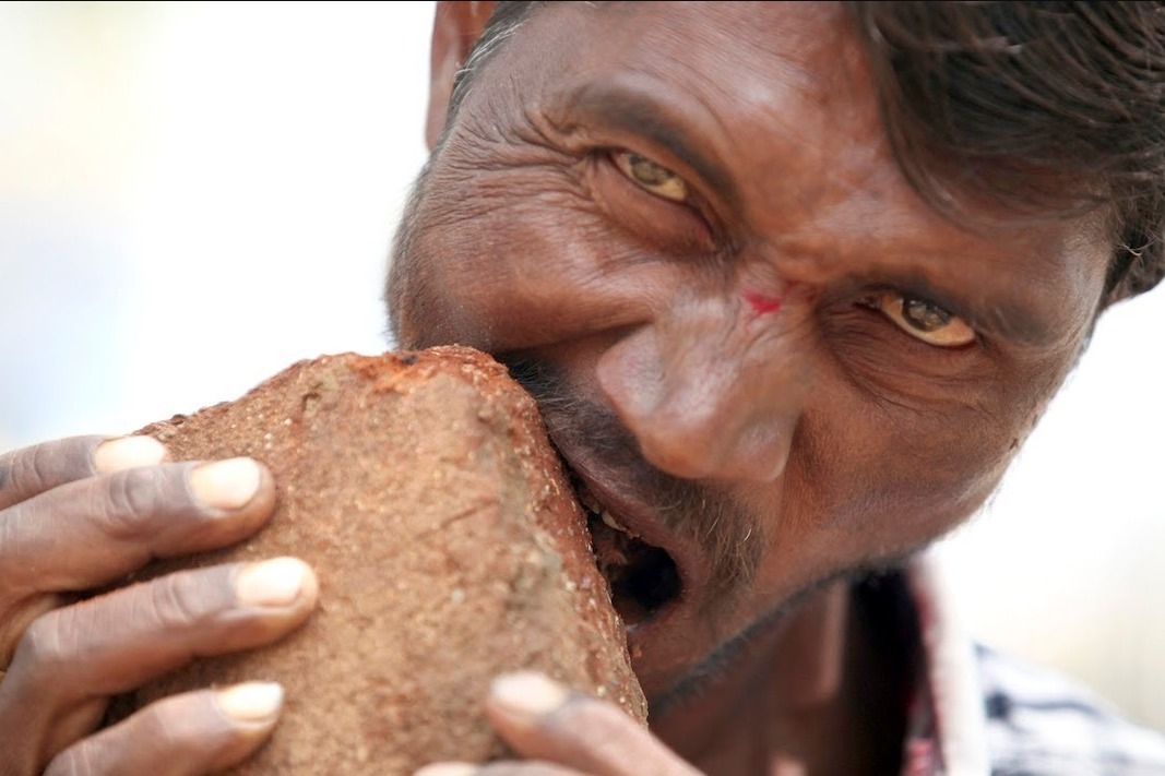 印度奇葩男子拿砖头当零食20年吃掉一座房