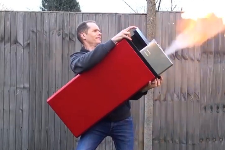 牛人发明巨型打火机,威力堪比喷火器!网友:熊孩子千万别碰