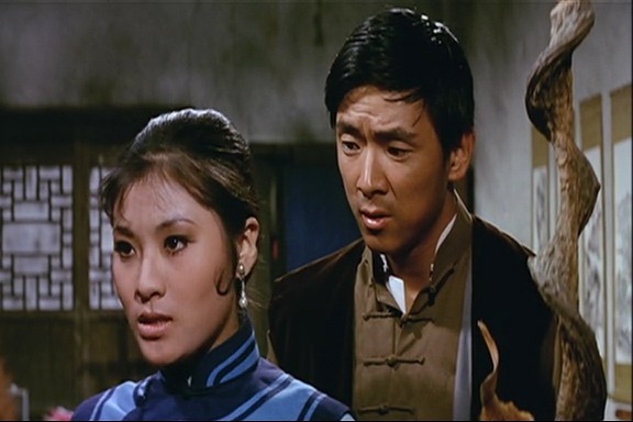 俞天龙一拳打倒亭子，小玉假装生气，俞天龙装死逗她