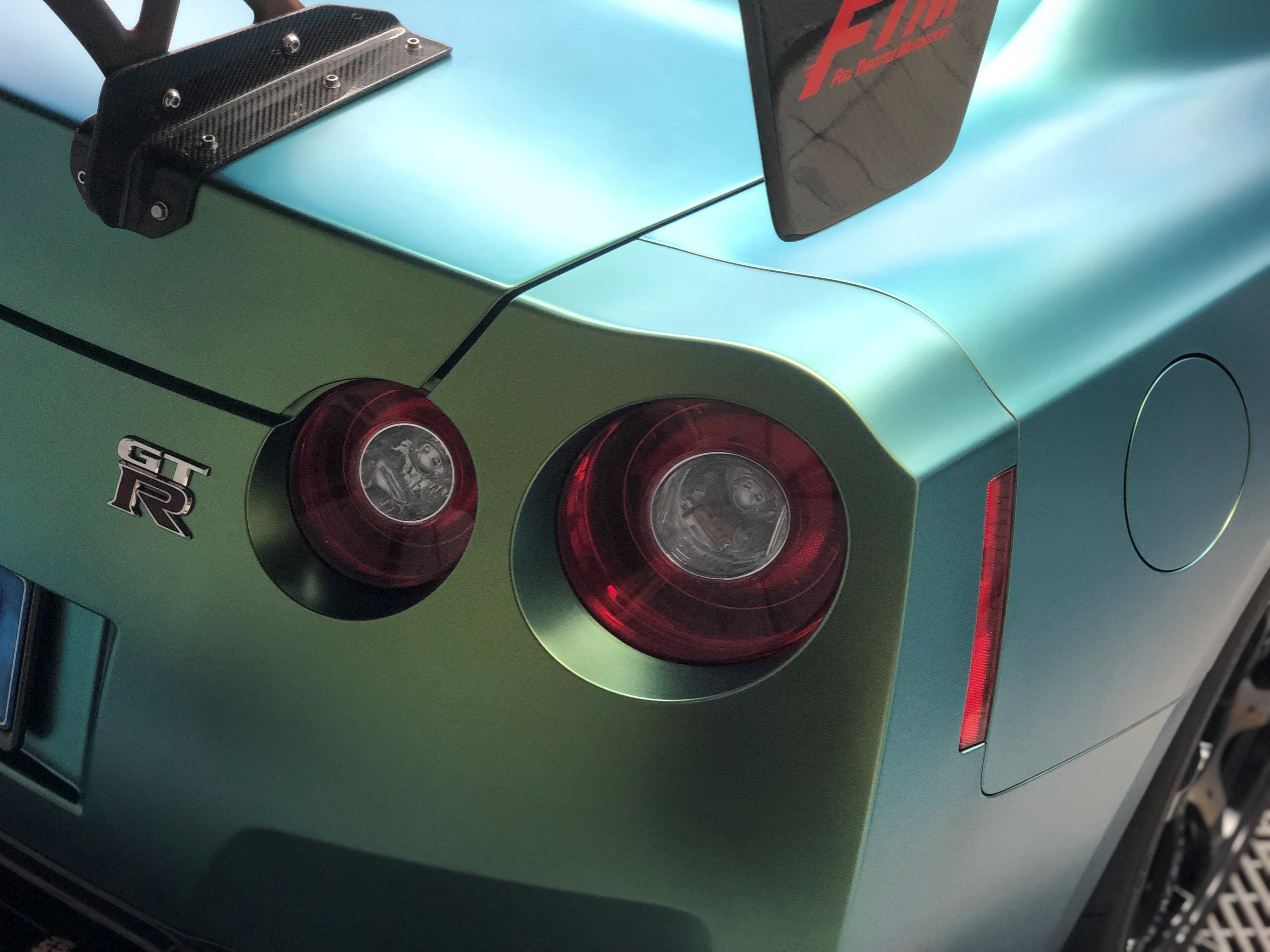 四只圆形尾灯,也是gtr最具辨识度的元素,只不过采用了点状灯光,效果略