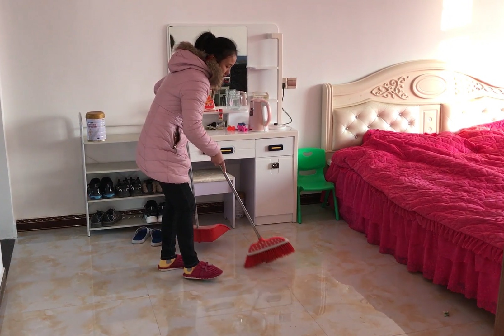 小伙嫌媳妇打扫卫生太累想把卧室铺上地毯媳妇这造价太高了