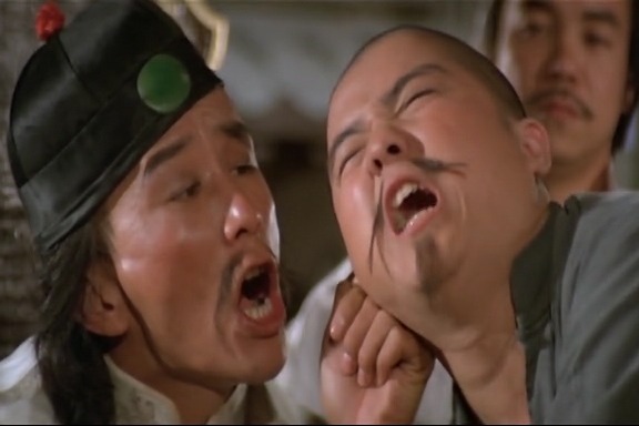 恶霸上门找茬小店老板只能赔笑搞笑电影典范