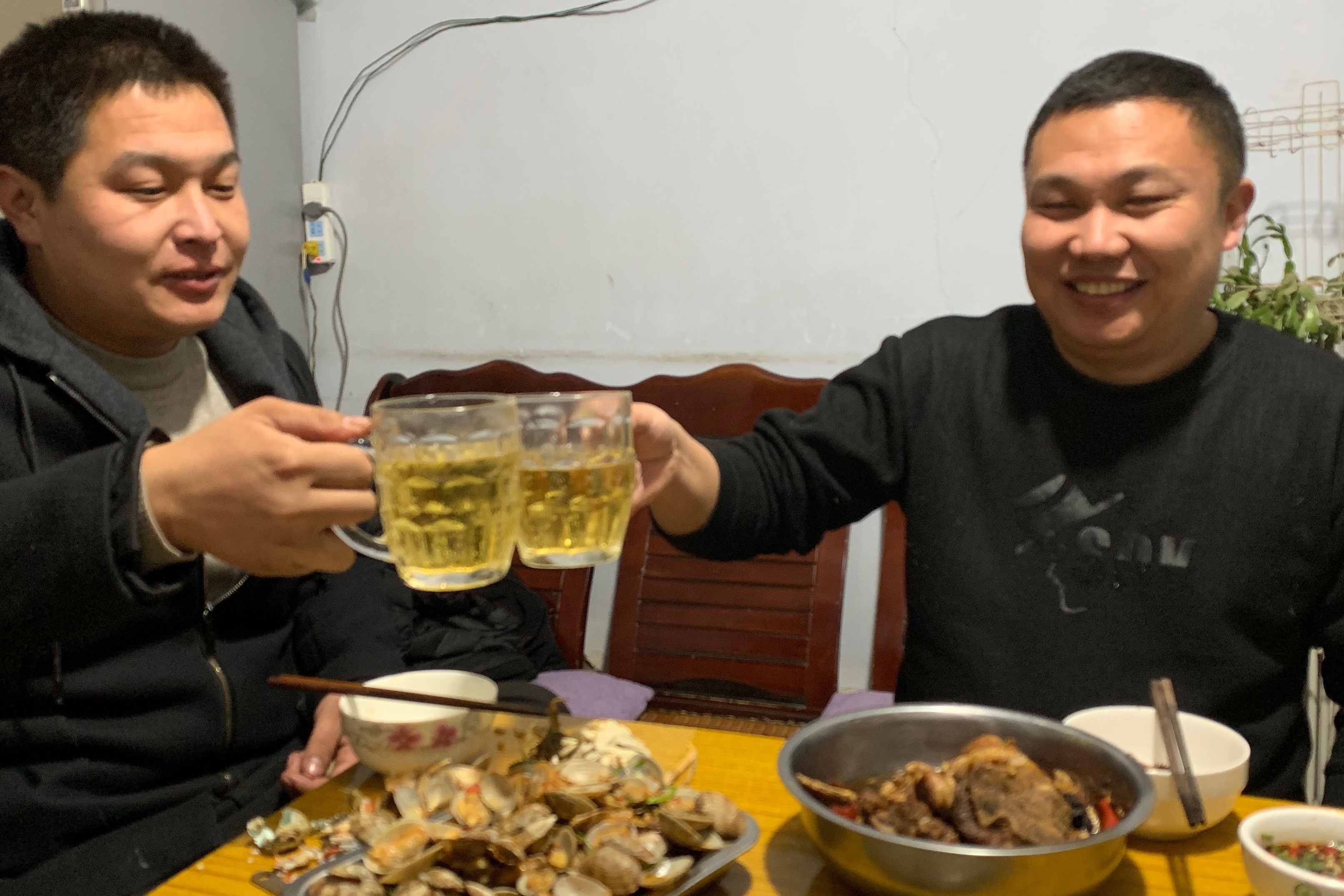 二兄弟来家了,看看嫂子做什么好吃的,哥俩一杯接一杯,喝嗨了