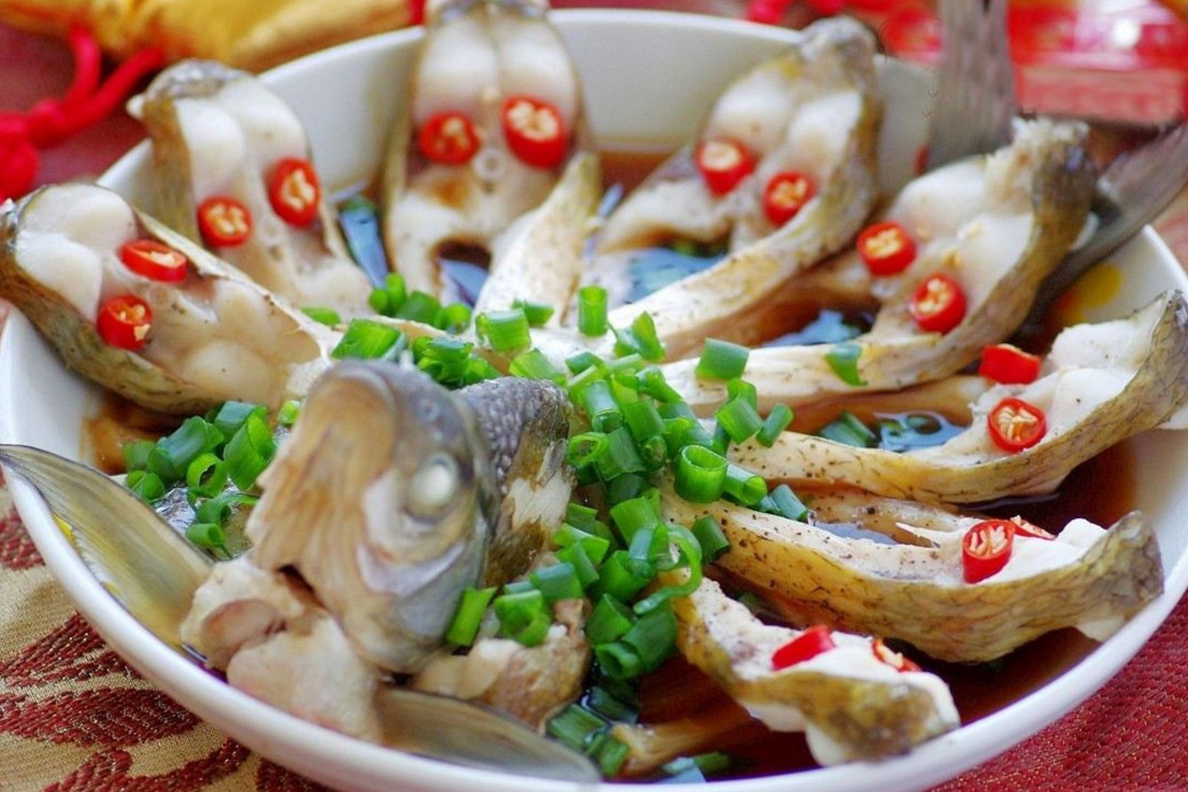 清蒸鱼时,到底先放豉油还是先淋热油?老师傅:您要的答案都在这