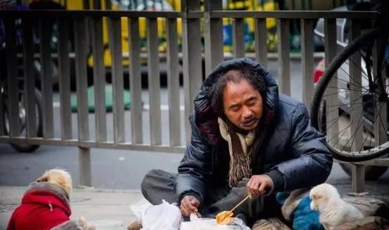 有没有发现大街上要钱的乞丐很少了,甚至没有了,他们去哪了?__凤凰网