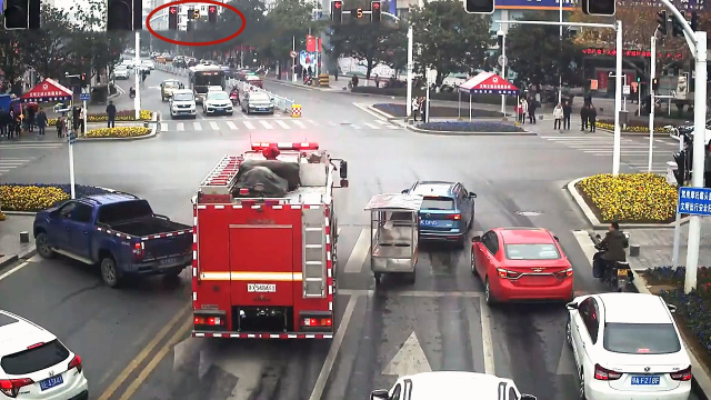 实拍消防车出警遇红灯被堵路口私家车整齐礼让生命通道