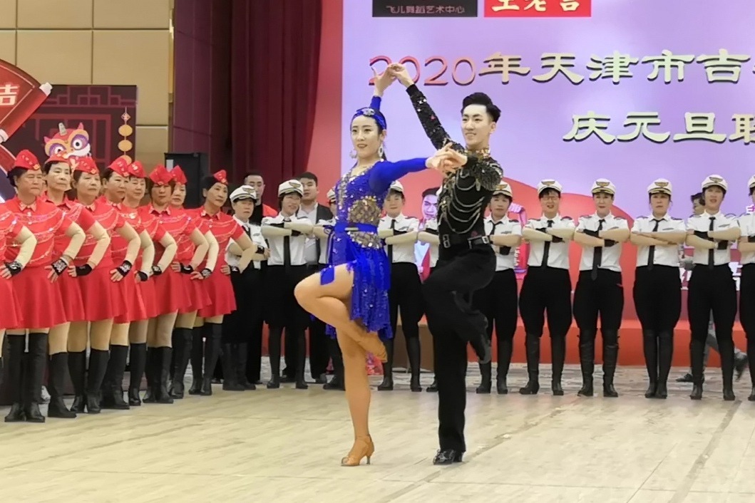 吉特巴小王子果果老师和不不老师表演串烧音乐好听舞步更好看