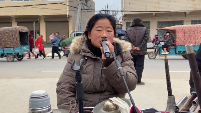 美女唢呐吹唱歌曲母亲吹得好唱的更美实在太棒了