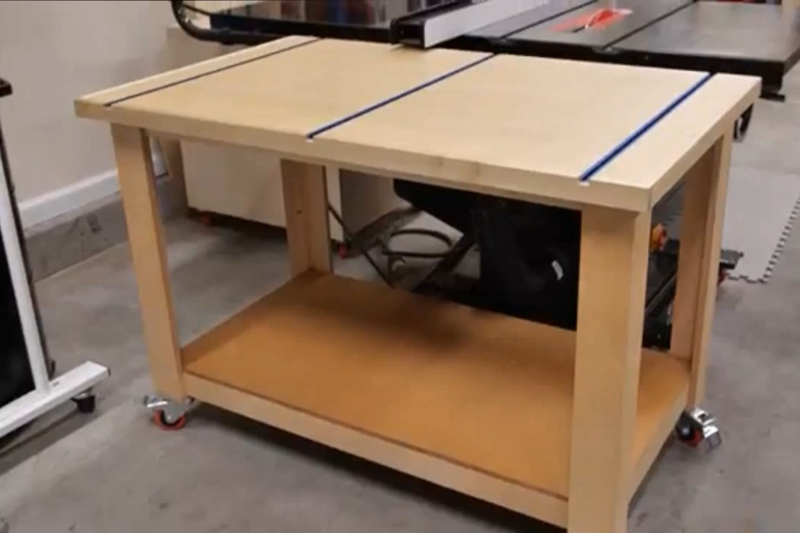 老师傅制作可移动桌子,这木工手艺真不错!